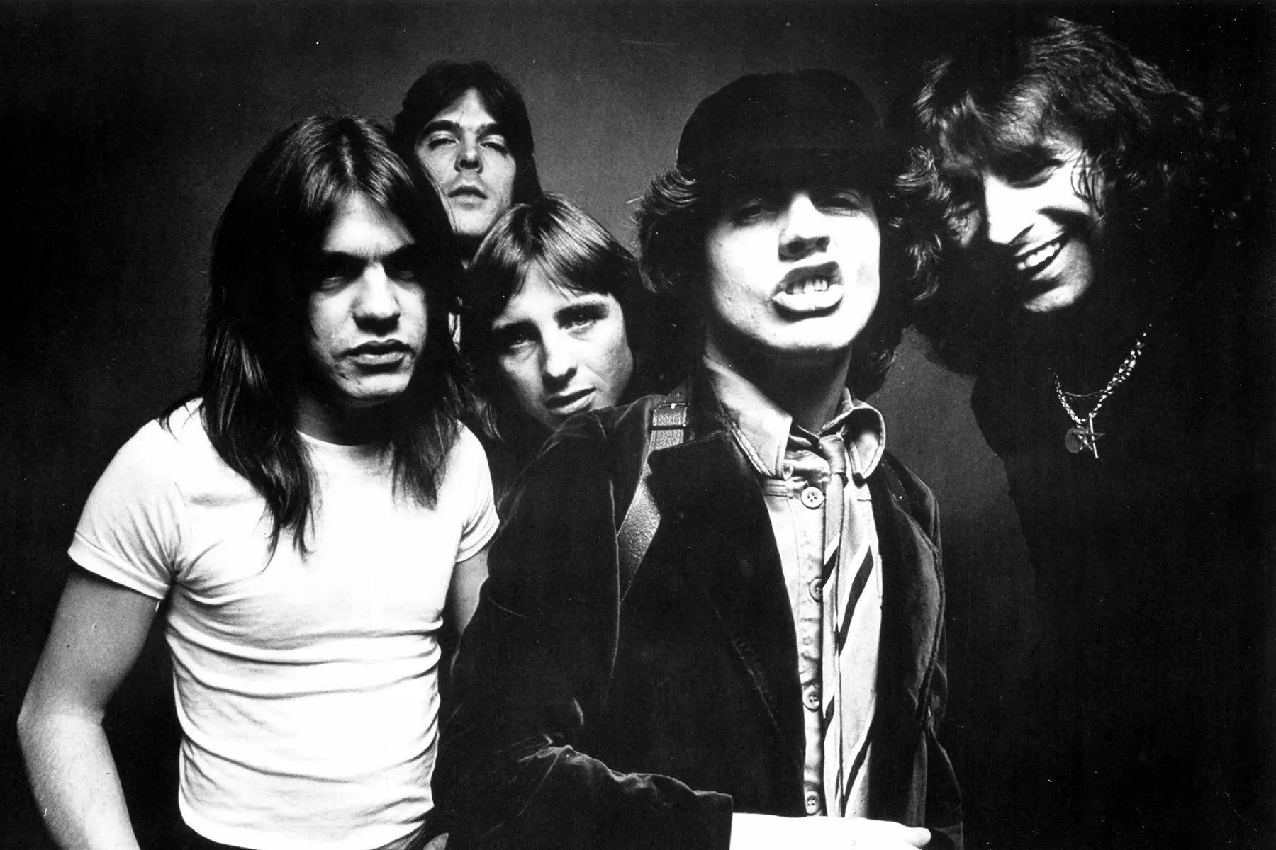 The Rise and Fall of The Rock Legends AC/DC – Twisted Thread